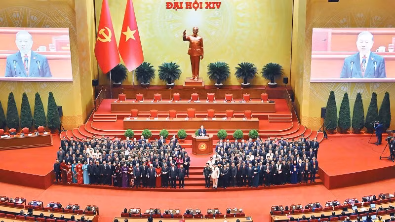 Ban Chấp hành Trung ương Đảng Cộng sản Việt Nam khóa XIV ra mắt Đại hội. (Ảnh Hải Linh hoa)