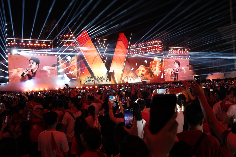 Chương trình nghệ thuật “Tổ quốc trong tim” có sức lan tỏa mạnh mẽ tới cộng đồng. Ảnh | MẠNH TRƯỜNG