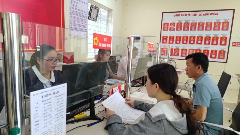 Cần xem xét chuyển hóa một phần tăng trưởng kinh tế thành thu nhập cho người lao động trong khu vực công. (Ảnh VĂN HỌC)