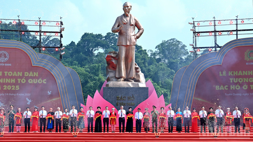 Tổng Bí thư Tô Lâm và các đồng chí lãnh đạo Đảng, Nhà nước thực hiện nghi thức khánh thành Tượng đài “Bác Hồ ở Tân Trào” tại xã Tân Trào, tỉnh Tuyên Quang. (Ảnh: ĐĂNG KHOA) 