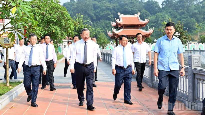 Tổng Bí thư Tô Lâm đến dâng hương tưởng niệm Chủ tịch Hồ Chí Minh và các vị tiền bối cách mạng. 
