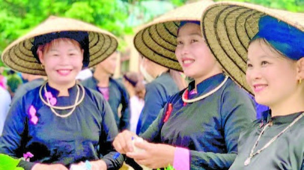Người dân tham gia lễ hội.