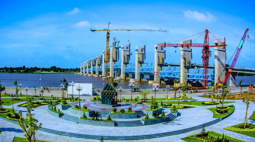 Trong kế hoạch đầu tư công trung hạn, cần bổ sung kinh phí xây dựng thêm các công trình trọng điểm tại Vùng kinh tế Đồng bằng sông Cửu Long (trong ảnh là công trình thủy lợi Cái Lớn-Cái Bé).