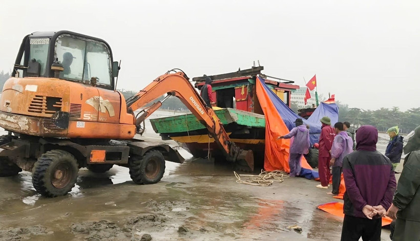 Tàu cá của ngư dân Nghệ An bị mắc cạn khi đang trên đường vào cảng Lạch Vạn.