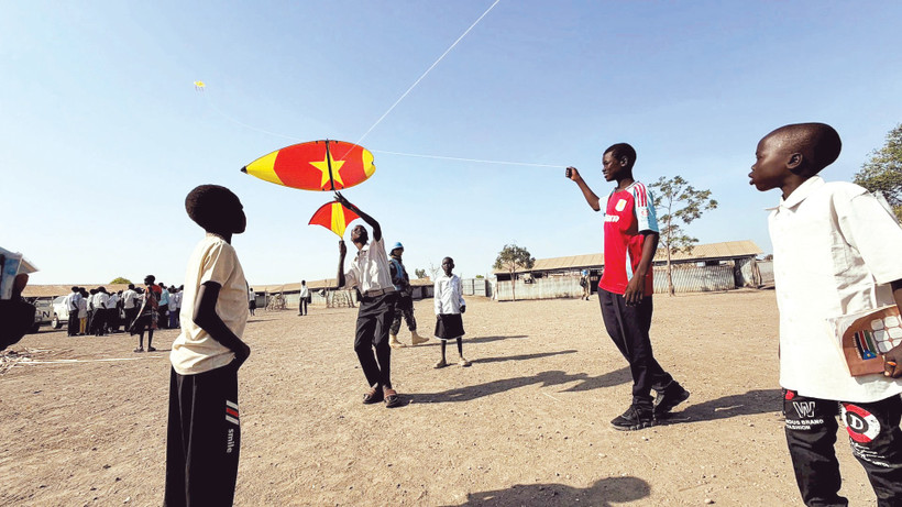 Học sinh Trường tiểu học Liberty (Tự do) tại Bentiu, Nam Sudan tận hưởng niềm vui với những cánh diều mang màu cờ đỏ sao vàng.