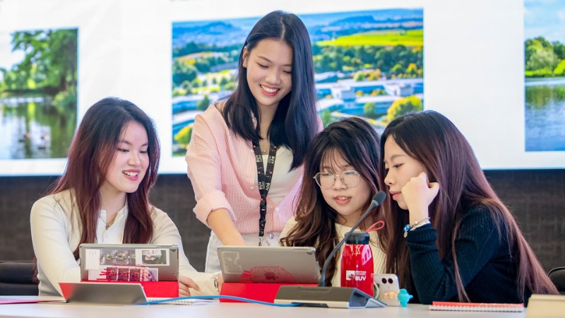 Các cơ sở giáo dục đại học ngày càng quan tâm, chú ý hơn đến công tác bảo đảm chất lượng, coi đây là nền tảng để duy trì lợi thế cạnh tranh bền vững (Trong ảnh: Sinh viên Trường Đại học Anh Quốc Việt Nam- British University Vietnam trong giờ học). Ảnh: THẾ ĐẠI 