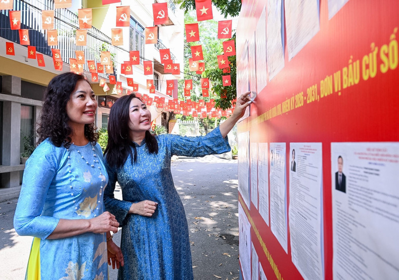 Điểm niêm yết danh sách cử tri Khu vực bầu cử số 7, Tổ bầu cử số 3, phường Ba Đình, TP Hà Nội. (Ảnh: Thành Đạt)