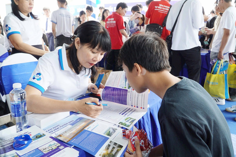 Ngày hội tư vấn tuyển sinh - hướng nghiệp năm 2026 tại Thành phố Hồ Chí Minh thu hút đông đảo sự tham gia của học sinh. (Ảnh TTXVN)