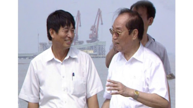 Nguyên Phó Chủ tịch Hội đồng Bộ trưởng, nguyên Bí thư Thành ủy Hải Phòng Đoàn Duy Thành (bên phải) thăm Cảng Đình Vũ, Hải Phòng.