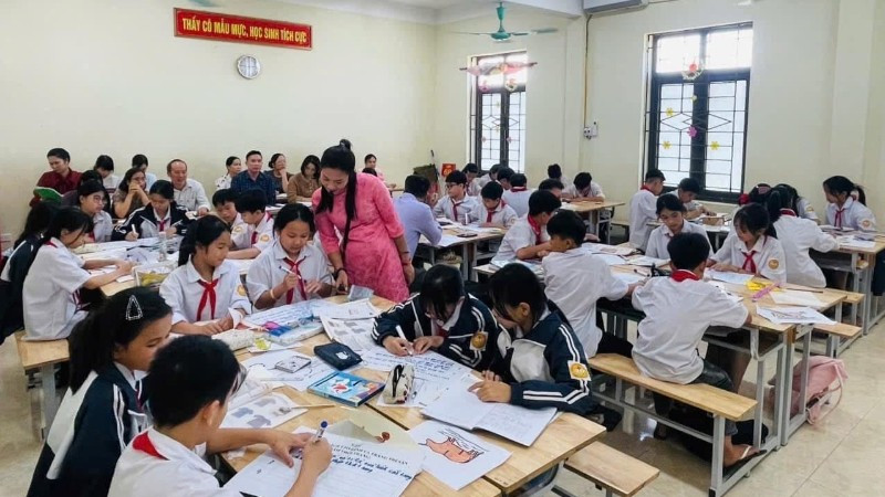 Vai trò của người thầy là không thể thay thế. (Trong ảnh: Giờ học của học sinh Trường tiểu học & trung học cơ sở Phú Cường, tỉnh Hưng Yên).