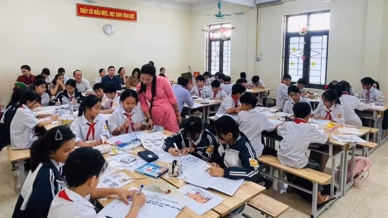 Vai trò của người thầy là không thể thay thế. (Trong ảnh: Giờ học của học sinh Trường tiểu học & trung học cơ sở Phú Cường, tỉnh Hưng Yên).