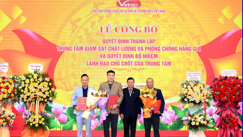 Ông Nguyễn Đăng Sinh, Chủ tịch Hiệp hội Chống hàng giả và Bảo vệ thương hiệu Việt Nam trao Quyết định thành lập Trung tâm Giám sát chất lượng và Phòng chống hàng giả.