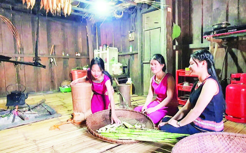 Phụ nữ Xơ Đăng chuẩn bị nguyên liệu để chế biến món Păng Chôh.