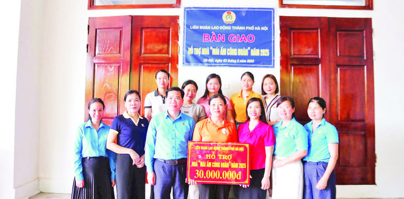 Đại diện Liên đoàn Lao động thành phố Hà Nội, Liên đoàn Lao động huyện Ba Vì, Công đoàn Trường mầm non Cổ Đô trao hỗ trợ nhà “Mái ấm Công đoàn” cho chị Mai Thị Lương. (Ảnh LĐLĐ THÀNH PHỐ HÀ NỘI)