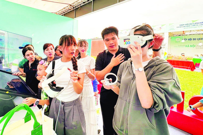 Các bạn đoàn viên thanh niên hướng dẫn mọi người tìm hiểu, trải nghiệm văn hóa Hà Nội trong không gian ảo.