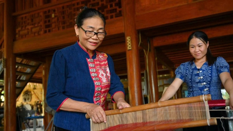 Nghệ nhân Sầm Thị Bích và chị em trong hợp tác xã làng nghề thổ cẩm Hoa Tiến. Ảnh | Thành Cường
