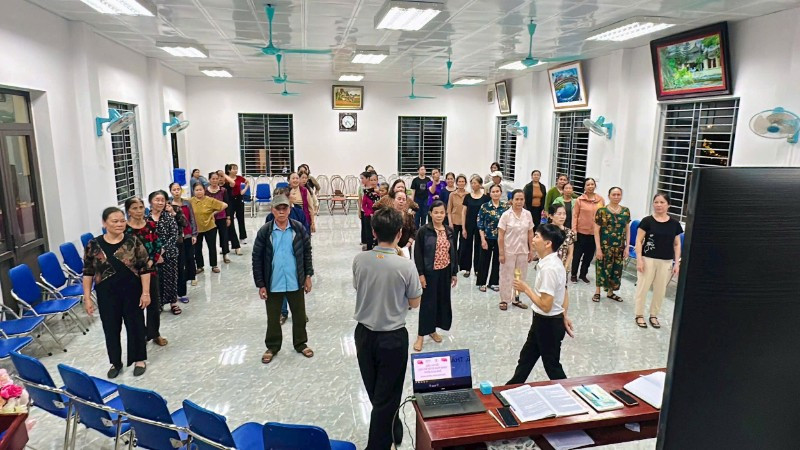 Những đôi chân có thể không còn nhanh nhẹn và đôi khi lạc nhịp nhưng vẫn luôn cố gắng bắt kịp từng điệu nhảy.