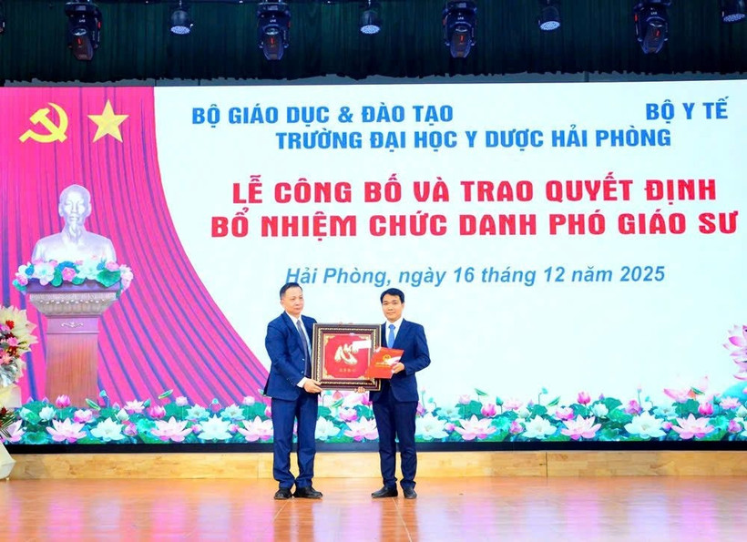 Bác sĩ Đinh Dương Tùng Anh nhận quyết định bổ nhiệm chức danh Phó Giáo sư.