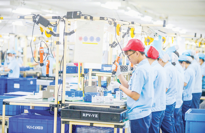 Công nhân trong ca sản xuất tại Công ty TNHH Rhythm. Ảnh trong bài | THÀNH ĐẠT