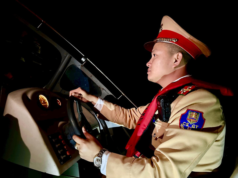 Chuyến tuần tra, truy đuổi, xử lý các đối tượng vi phạm trên hồ Thác Bà của Cảnh sát giao thông đường thủy tỉnh Lào Cai, sau loạt bài của Nhân Dân cuối tuần.