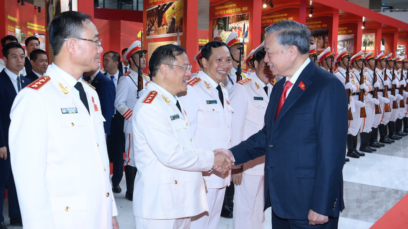 Tổng Bí thư Tô Lâm với các đại biểu dự Đại hội đại biểu Đảng bộ Công an Trung ương lần thứ VIII, nhiệm kỳ 2025-2030. 