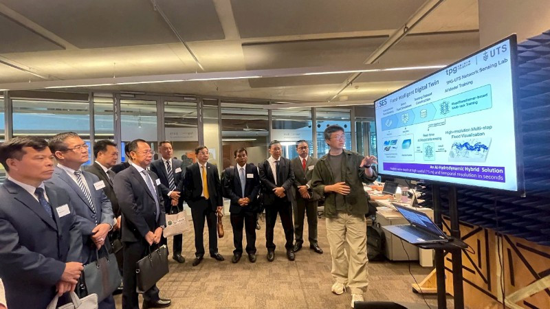 Đoàn cán bộ Trung ương và các ban, ngành, địa phương của Việt Nam tham quan, trao đổi tại Trường đại học Công nghệ Sydney.