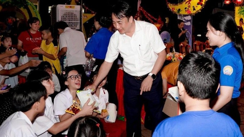 Đồng chí Đỗ Minh Trung, Bí thư Đảng ủy phường An Lộc tặng quà cho các cháu thiếu nhi.