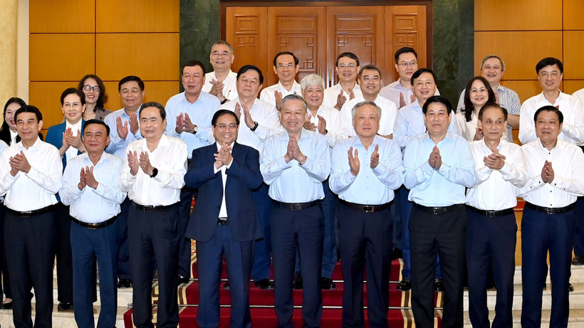 Tổng Bí thư Tô Lâm và các đồng chí lãnh đạo Đảng, Nhà nước với Ban Thường vụ Đảng ủy Chính phủ.