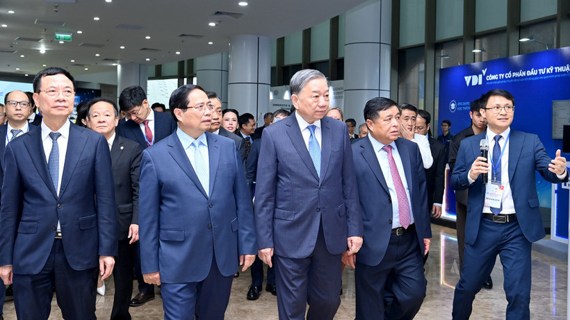Tổng Bí thư Tô Lâm và Thủ tướng Phạm Minh Chính tham quan triển lãm về đổi mới sáng tạo.
