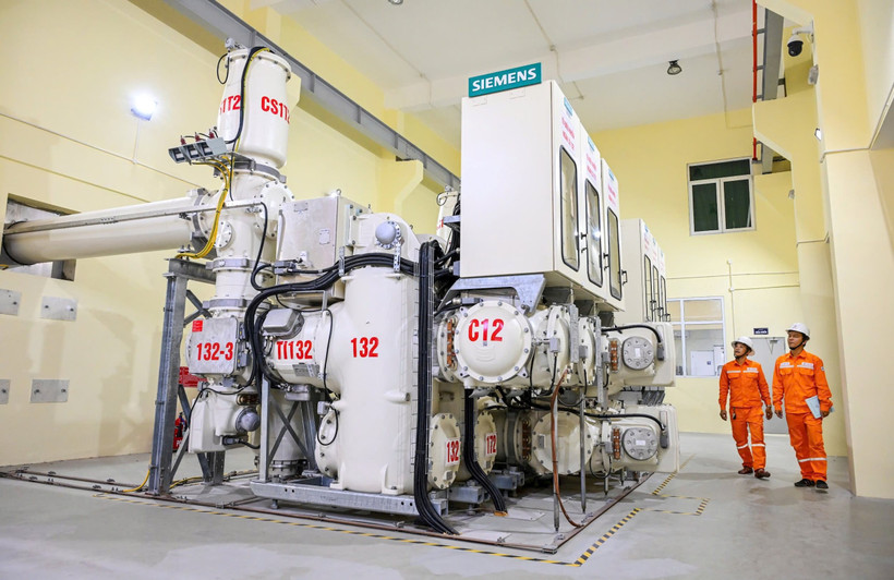 Công nhân EVNHANOI kiểm tra vận hành Hệ thống thiết bị đóng cắt hợp bộ. Ảnh: Thành Đạt