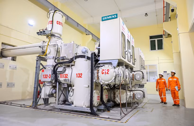 Công nhân EVNHANOI kiểm tra vận hành Hệ thống thiết bị đóng cắt hợp bộ. Ảnh: Thành Đạt