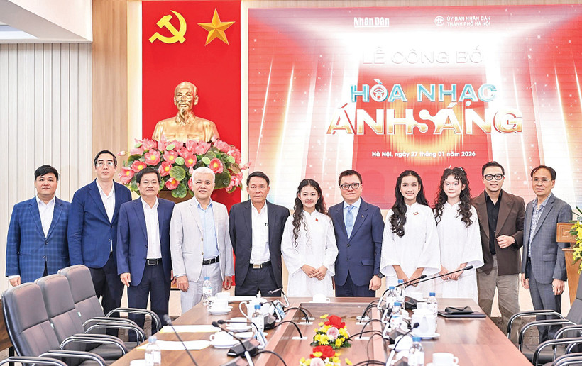 Đồng chí Lê Quốc Minh cùng các đại biểu và ca sĩ tuổi học trò tại Lễ công bố chương trình Hòa nhạc. (Ảnh Thành Đạt)