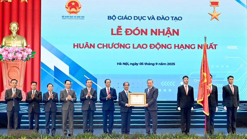 Tổng Bí thư Tô Lâm trao Huân chương Lao động hạng nhất tặng Bộ Giáo dục và Đào tạo.