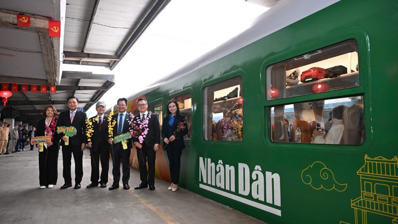 “Chuyến tàu Hạnh phúc” chính thức xuất phát từ Ga Hà Nội vào sáng 2/2. (Ảnh Thành Đạt)