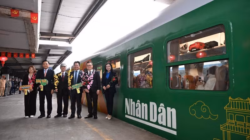 “Chuyến tàu Hạnh phúc” chính thức xuất phát từ Ga Hà Nội vào sáng 2/2. (Ảnh Thành Đạt)