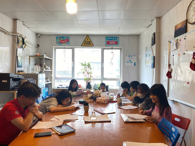 Không gian nhỏ xinh của Lớp học văn Hạnh phúc, công nghệ cũng đã len lỏi. (Trong ảnh: Thành viên nhóm “Em tập làm nhà văn” đang luyện đọc để chuẩn bị vào phòng thu âm sách nói)