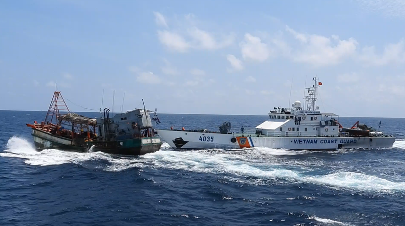 Lực lượng chức năng Cảnh sát biển Việt Nam truy đuổi tàu cá vi phạm vùng biển khai thác.