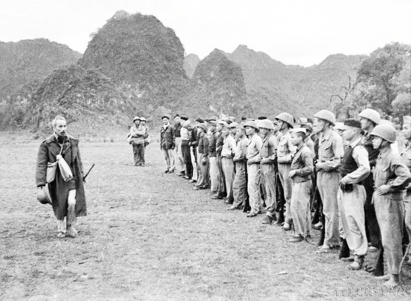 Chủ tịch Hồ Chí Minh thăm một đơn vị bộ đội ở Cao Bằng vừa tham gia Chiến dịch Biên giới năm 1950. (Ảnh TTXVN)