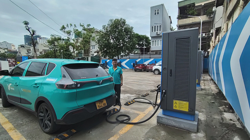 Việc quy hoạch, bố trí trạm sạc hợp lý, bài bản sẽ góp phần khuyến khích người dân, doanh nghiệp chuyển đổi phương tiện. (Ảnh VĂN HỌC)