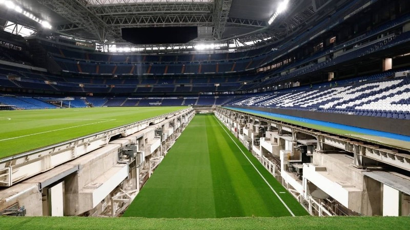 Hệ thống sân cỏ thu gọn khổng lồ bên dưới sàn đấu của sân Bernabeu. Ảnh | RM