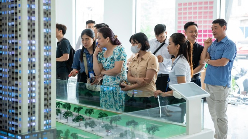 Người dân tìm hiểu mô hình nhà ở xã hội, được xây dựng trên đường Lê Thánh Tông, thành phố Hải Phòng. (Ảnh Thu Hằng)