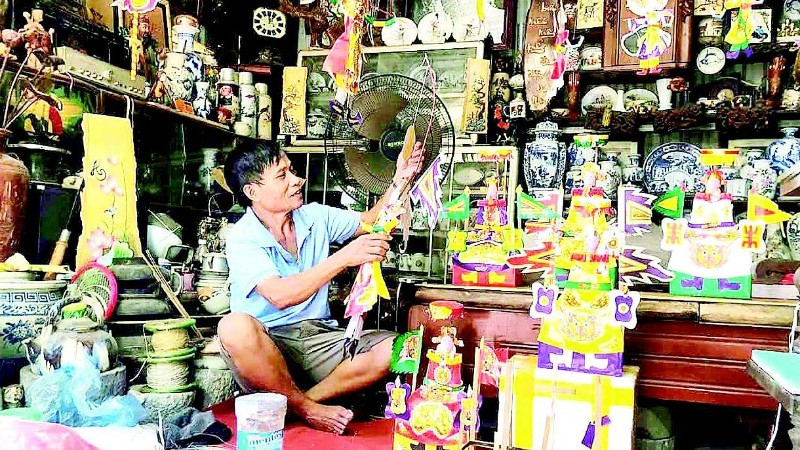 Ông Nguyễn Văn Tí đang miệt mài làm ông tiến sĩ giấy để chuẩn bị cho trung thu năm nay.