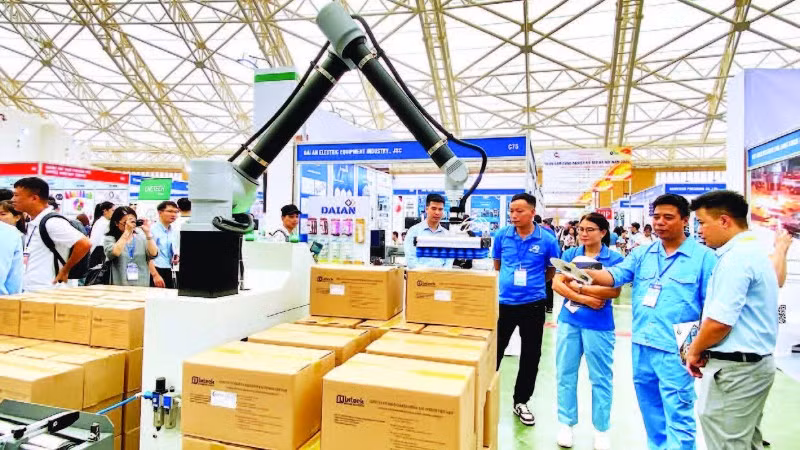 Tập đoàn Intech Group giới thiệu dây chuyền robot bốc xếp hàng hóa tự động tại Hội chợ triển lãm công nghiệp hỗ trợ Hà Nội năm 2025.