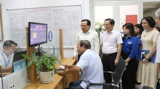 Lãnh đạo phường Đông Ngạc kiểm tra công tác chuyển đổi số tại điểm phục vụ hành chính công phường. (Ảnh DUY KIÊN)