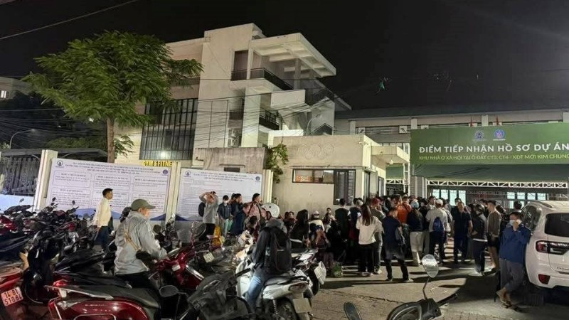 Người dân thức trọn đêm để xếp hàng nộp hồ sơ mua nhà ở xã hội tại Khu đô thị mới Kim Chung, xã Thiên Lộc, Hà Nội. Ảnh: Diên Khánh