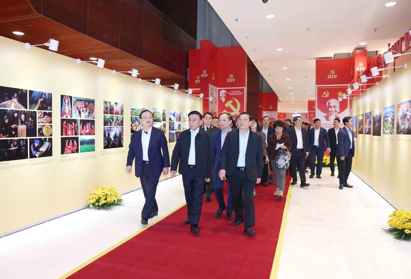 Thường trực Ban Bí thư Trần Cẩm Tú chủ trì sơ duyệt công tác tổ chức phục vụ Đại hội XIV của Đảng. (Ảnh TTXVN)