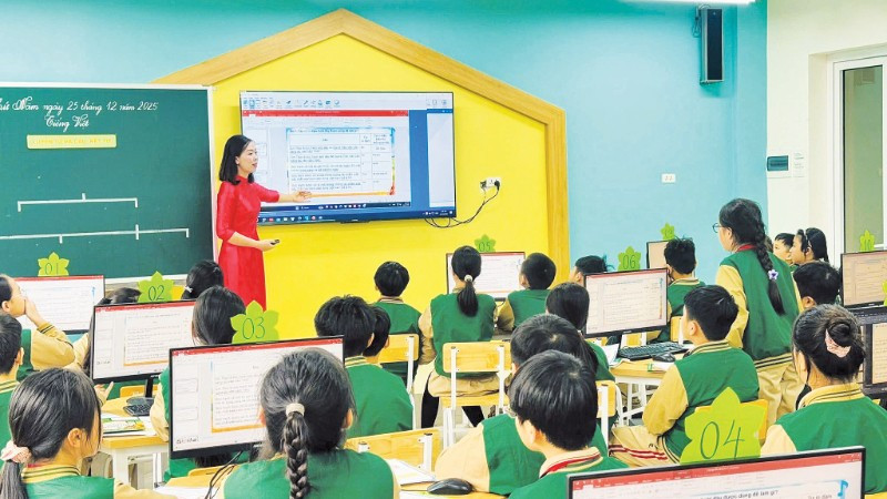 Các tiết học của học sinh tiểu học từ lâu đã được tiếp cận với công nghệ, bảo đảm đầy đủ cơ sở để đưa AI vào giảng dạy. (Ảnh Trường tiểu học Long Biên, Hà Nội)