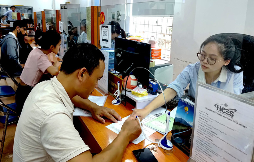 Người lao động cần được bảo đảm đầy đủ quyền lợi theo quy định của pháp luật. (Ảnh VĂN HỌC)