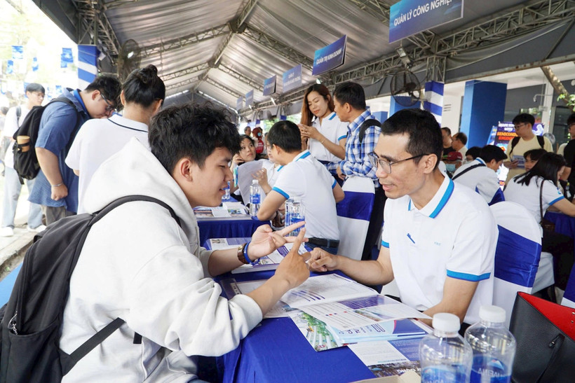 Với người trẻ mới bước vào thị trường lao động, thách thức lớn nhất không hẳn là thiếu cơ hội, mà là cạnh tranh trong bối cảnh chuẩn đầu vào đang cao hơn.