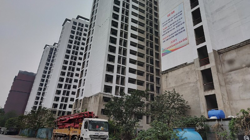 Một dự án nhà ở xã hội tại Khu đô thị Pháp Vân-Tứ Hiệp (Hà Nội) bị chậm tiến độ. (Ảnh Văn Học)